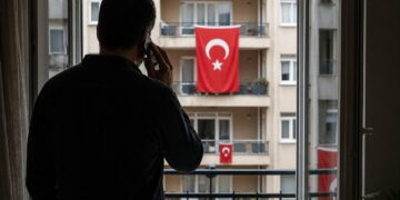 Σοκ στην Τουρκία: Οκτώ στους δέκα φοβούνται να μιλήσουν στο τηλέφωνο – Εκρηκτική αύξηση διώξεων για «προσβολή προέδρου»