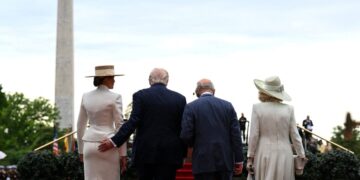 Ο Τραμπ έβαλε το χέρι του στα οπίσθια της Μελάνια μπροστά στον βασιλιά Κάρολο και την Καμίλα – Το άγγιγμα που σχολιάστηκε