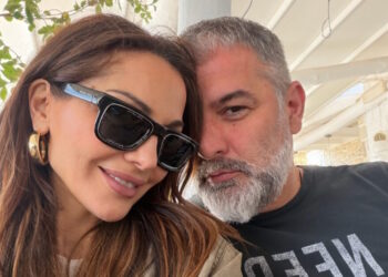 Δέσποινα Βανδή – Βασίλης Μπισμπίκης: Η πασχαλινή τους εξόρμηση στην Κρήτη και οι ηλιοθεραπείες στην παραλία