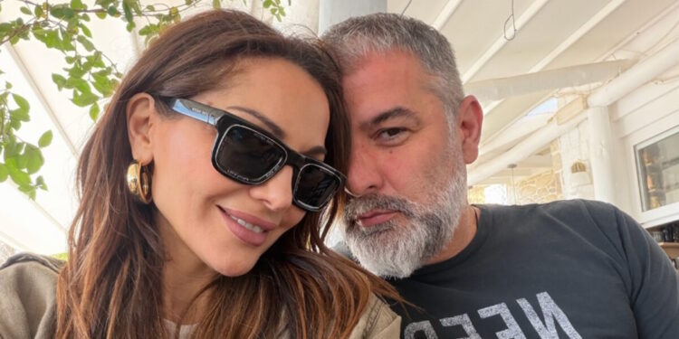 Δέσποινα Βανδή – Βασίλης Μπισμπίκης: Η πασχαλινή τους εξόρμηση στην Κρήτη και οι ηλιοθεραπείες στην παραλία