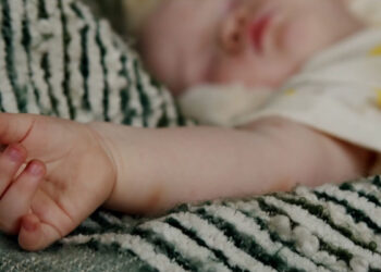 Τρεις μήνες έκαιγαν, δάγκωναν και χτύπαγαν το 10 μηνών βρέφος – «Φοβόμουν τον σύντροφό μου», λέει η μητέρα του (video)