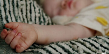 Τρεις μήνες έκαιγαν, δάγκωναν και χτύπαγαν το 10 μηνών βρέφος – «Φοβόμουν τον σύντροφό μου», λέει η μητέρα του (video)