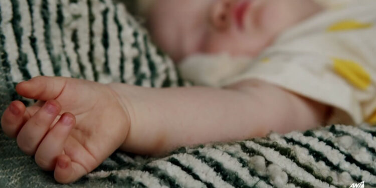 Τρεις μήνες έκαιγαν, δάγκωναν και χτύπαγαν το 10 μηνών βρέφος – «Φοβόμουν τον σύντροφό μου», λέει η μητέρα του (video)