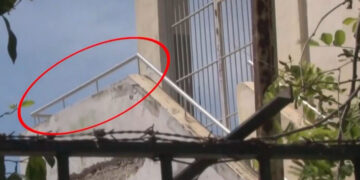 «Έπεσε με το κεφάλι, υπάρχει προστατευτική κουπαστή στο σημείο» λέει η διευθύντρια του σχολείου της 13χρονης