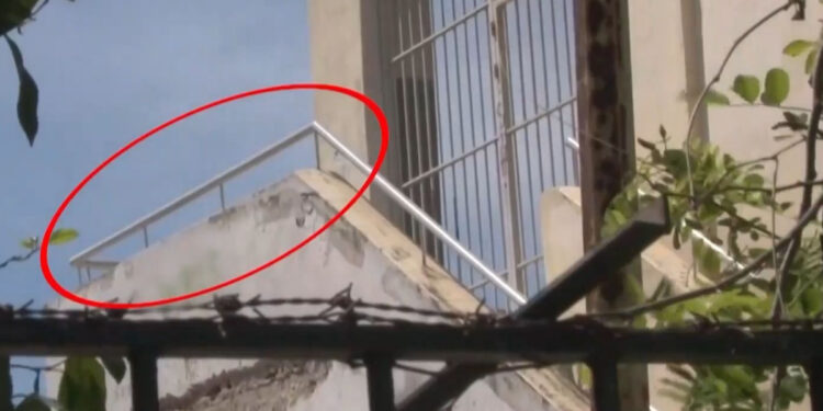 «Έπεσε με το κεφάλι, υπάρχει προστατευτική κουπαστή στο σημείο» λέει η διευθύντρια του σχολείου της 13χρονης