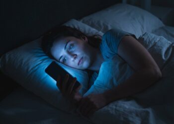 Το μεγαλύτερο λάθος που κάνουμε πριν τον ύπνο (και δεν είναι το κινητό)