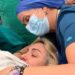 Κατερίνα Καινούργιου: Mας δείχνει τη στιγμή που ξεγεννάει – Η αδημοσίευτη φωτογραφία μέσα από το χειρουργείο