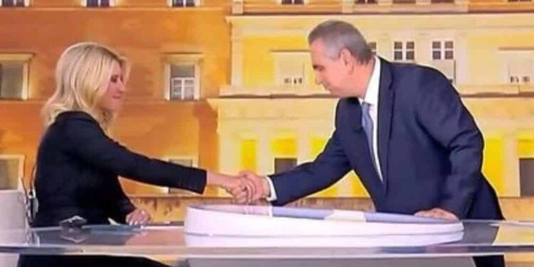 Βασίλης Χιώτης: Αιφνιδίασε on air τη Σία Κοσιώνη και την αποχαιρέτησε στο τελευταίο της δελτίο στον ΣΚΑΪ – «Τιμή μου»