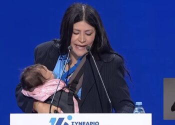 Η σύνεδρος της ΝΔ που ανέβηκε στο βήμα με το μωρό της – Μήνυμα για το δημογραφικό