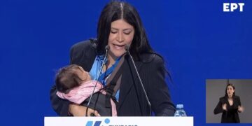 Η σύνεδρος της ΝΔ που ανέβηκε στο βήμα με το μωρό της – Μήνυμα για το δημογραφικό