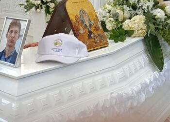Χανιά: Σε κλίμα οδύνης η κηδεία του 33χρονου γιατρού που αγνοούνταν για 6 μήνες – Το συγκινητικό «αντίο» της σχολικής του κοινότητας