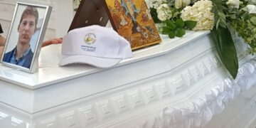 Χανιά: Σε κλίμα οδύνης η κηδεία του 33χρονου γιατρού που αγνοούνταν για 6 μήνες – Το συγκινητικό «αντίο» της σχολικής του κοινότητας