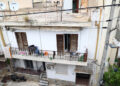 «Άμα παίρνεις ένα χιλιάρικο, στις 15 τελείωσαν. Βοήθεια θέλουν, όχι φυλακή», λέει ο παππούς των παιδιών που ζούσαν σε σπίτι-τρώγλη