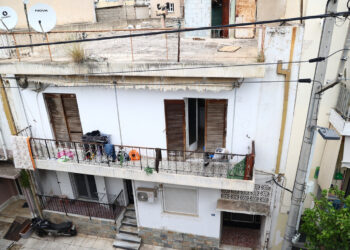 «Άμα παίρνεις ένα χιλιάρικο, στις 15 τελείωσαν. Βοήθεια θέλουν, όχι φυλακή», λέει ο παππούς των παιδιών που ζούσαν σε σπίτι-τρώγλη