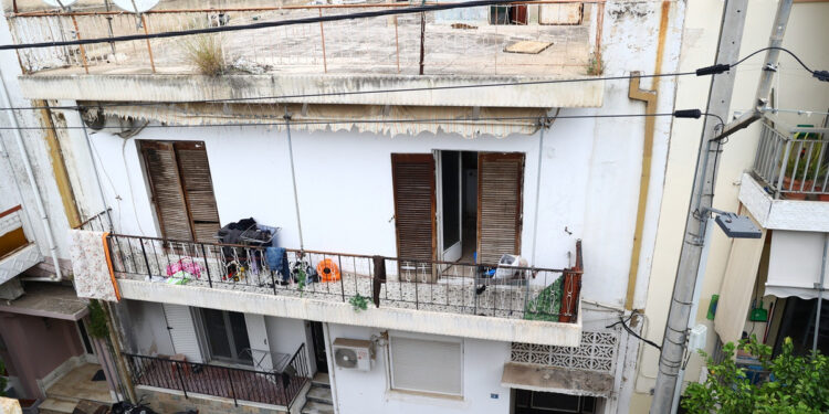 «Άμα παίρνεις ένα χιλιάρικο, στις 15 τελείωσαν. Βοήθεια θέλουν, όχι φυλακή», λέει ο παππούς των παιδιών που ζούσαν σε σπίτι-τρώγλη