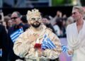 Eurovision 2026: Η εντυπωσιακή εμφάνιση του Ακύλα στο καθιερωμένο τιρκουάζ χαλί του μουσικού διαγωνισμού