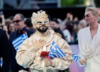 Eurovision 2026: Η εντυπωσιακή εμφάνιση του Ακύλα στο καθιερωμένο τιρκουάζ χαλί του μουσικού διαγωνισμού