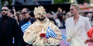 Eurovision 2026: Η εντυπωσιακή εμφάνιση του Ακύλα στο καθιερωμένο τιρκουάζ χαλί του μουσικού διαγωνισμού