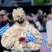 Eurovision 2026: Η εντυπωσιακή εμφάνιση του Ακύλα στο καθιερωμένο τιρκουάζ χαλί του μουσικού διαγωνισμού