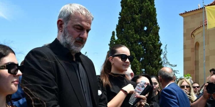 Τραϊανός Δέλλας στην κηδεία της Γωγώς Μαστροκώστα: «Στο τελευταίο κύμα σε έχασα, ξεκουράσου αγάπη μου γιατί κουράστηκες πολύ»
