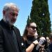 Τραϊανός Δέλλας στην κηδεία της Γωγώς Μαστροκώστα: «Στο τελευταίο κύμα σε έχασα, ξεκουράσου αγάπη μου γιατί κουράστηκες πολύ»