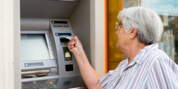 Οι ειδικοί προειδοποιούν: Δεν πρέπει να εκτυπώνετε την απόδειξη στο ΑΤΜ και αυτοί είναι οι λόγοι