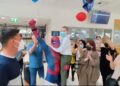 Συγκινητικές εικόνες: Ο μικρός Νικόλας νίκησε τον καρκίνο και τον υποδέχθηκε ο… Spiderman στο αεροδρόμιο (video)