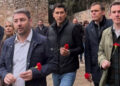 Η ανάρτηση του Άδωνι Γεωργιάδη με τον Νίκο Ανδρουλάκη να κρατά κόκκινο γαρύφαλλο και η αναφορά του στο κόμμα του Αλέξη Τσίπρα