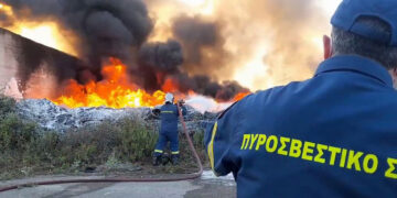 Φωτιά στο παλιό εργοστάσιο της Pirelli – Μεγάλες φλόγες και πυκνοί, μαύροι καπνοί,  εκδόθηκε μήνυμα 112 (video)