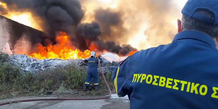 Φωτιά στο παλιό εργοστάσιο της Pirelli – Μεγάλες φλόγες και πυκνοί, μαύροι καπνοί,  εκδόθηκε μήνυμα 112 (video)
