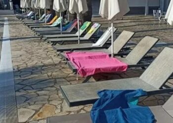 «Πόλεμος της ξαπλώστρας»: Τα ξενοδοχεία αλλάζουν πολιτική μετά το περιστατικό με την αποζημίωση στον Γερμανό τουρίστα