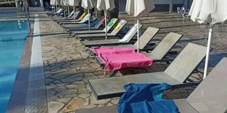 «Πόλεμος της ξαπλώστρας»: Τα ξενοδοχεία αλλάζουν πολιτική μετά το περιστατικό με την αποζημίωση στον Γερμανό τουρίστα