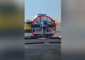 Κωμικοτραγικές εικόνες στην Εθνική Οδό λόγω κίνησης: Ποδηλάτης «κόλλησε» πίσω από νταλίκα για να κινηθεί ξεκούραστα (video)