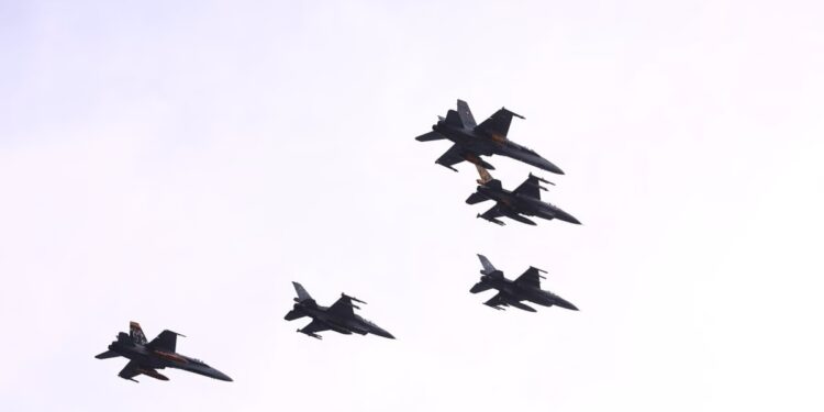 Γιατί πετούν μαχητικά αεροσκάφη στον ουρανό της Αθήνας