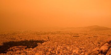 Καιρός: Μετά τα χιόνια έρχεται πρόωρος καύσωνας με 38άρια και αφρικανική σκόνη που θα κάνει αποπνικτική την ατμόσφαιρα