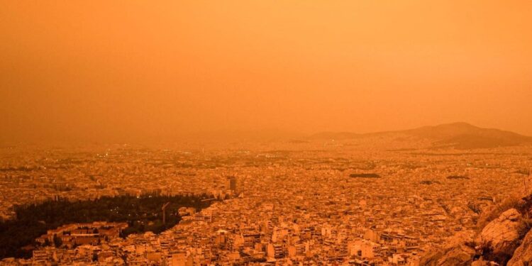 Καιρός: Μετά τα χιόνια έρχεται πρόωρος καύσωνας με 38άρια και αφρικανική σκόνη που θα κάνει αποπνικτική την ατμόσφαιρα