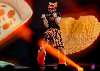 Eurovision 2026: Η Ευρώπη αποθέωσε τον Akyla που έβαλε «φωτιά» στη σκηνή του Α’ ημιτελικού με το «Ferto»