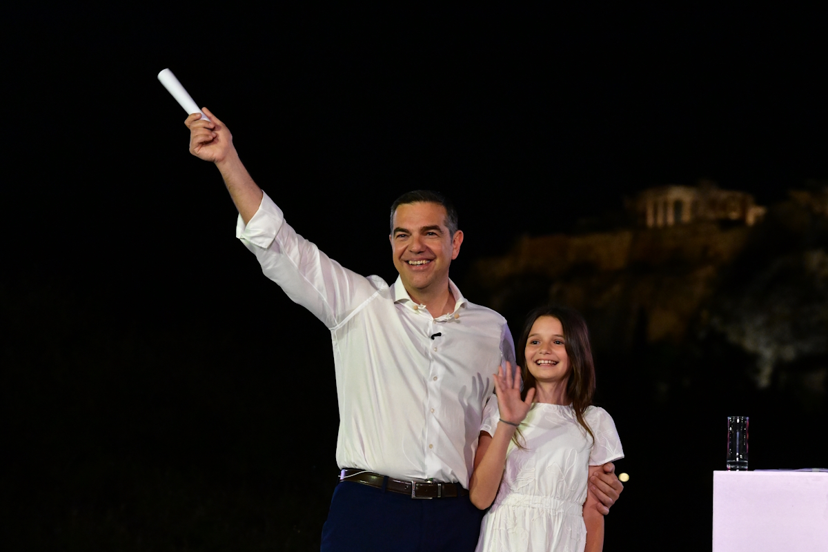 Ο Αλέξης Τσίπρας με τη μικρή Ήρα στην παρουσίαση του κόμματός του ΕΛΑΣ - Ελληνική Αριστερή Συμπαράταξη