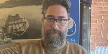 Θρήνος για τον 47χρονο Αποστόλη που εντοπίστηκε νεκρός μέσα στο σπίτι του