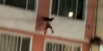 Στιγμές τρόμου: Αγοράκι 2 ετών πέφτει από το μπαλκόνι 4ου ορόφου – Ο πατέρας του το άφησε μόνο στο σπίτι (video)