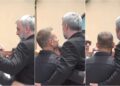 Σπαρακτικό: Η αδελφική αγκαλιά του Ντέμη Νικολαΐδη στον Τραϊανό Δέλλα στην κηδεία της Γωγώς Μαστροκώστα