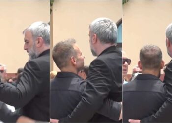 Σπαρακτικό: Η αδελφική αγκαλιά του Ντέμη Νικολαΐδη στον Τραϊανό Δέλλα στην κηδεία της Γωγώς Μαστροκώστα