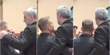 Σπαρακτικό: Η αδελφική αγκαλιά του Ντέμη Νικολαΐδη στον Τραϊανό Δέλλα στην κηδεία της Γωγώς Μαστροκώστα