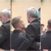 Σπαρακτικό: Η αδελφική αγκαλιά του Ντέμη Νικολαΐδη στον Τραϊανό Δέλλα στην κηδεία της Γωγώς Μαστροκώστα