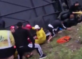Τέσσερις νεκροί και 15 τραυματίες από πτώση λεωφορείου σε χαράδρα – Σοκαριστικά video με προσπάθειες απεγκλωβισμού