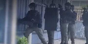 Απάτες «μαμούθ» με λεία άνω των 2 εκ. ευρώ, παριστάνοντας λογιστές και υπαλλήλους του ΔΕΔΔΗΕ – Βίντεο με την έφοδο της ΕΛΑΣ