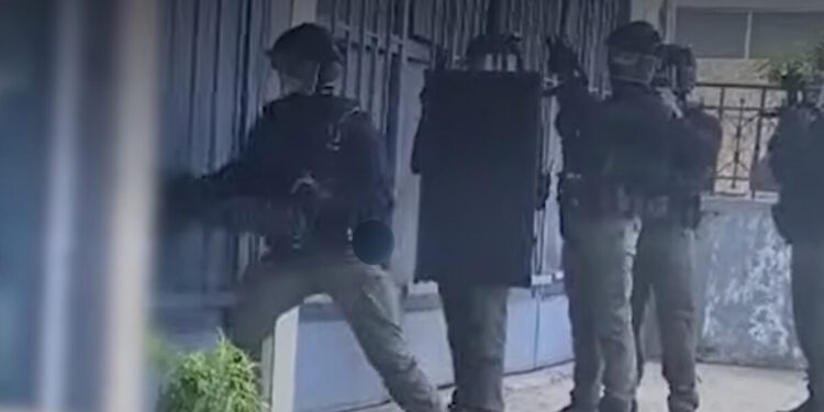 Απάτες «μαμούθ» με λεία άνω των 2 εκ. ευρώ, παριστάνοντας λογιστές και υπαλλήλους του ΔΕΔΔΗΕ – Βίντεο με την έφοδο της ΕΛΑΣ
