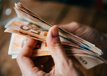 Μπλόκο στις συναλλαγές με μετρητά – To νέο καθεστώς και οι αυστηρές κυρώσεις