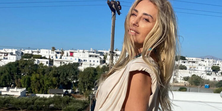 Bαρύ πένθος στο Ευηνοχώρι για τον θάνατο της Γωγώς Μαστροκώστα – Η ταφή δίπλα στον πατέρα της