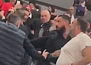 Πιάστηκαν στα χέρια Μαρινάκης – Γρηγόρης Δημητριάδης στα επίσημα του T Center – Σκίστηκε η μπλούζα του προέδρου της ΠΑΕ Ολυμπιακός
